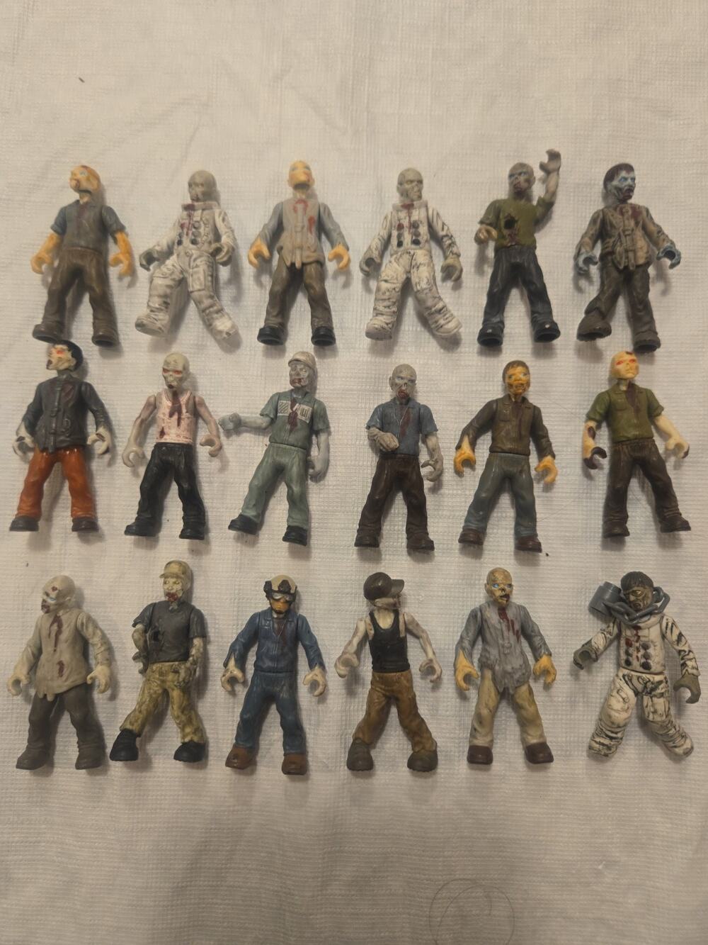 CALL OF DUTY Mega Blocks Lot of 18 ZOMBIE Figures Horde